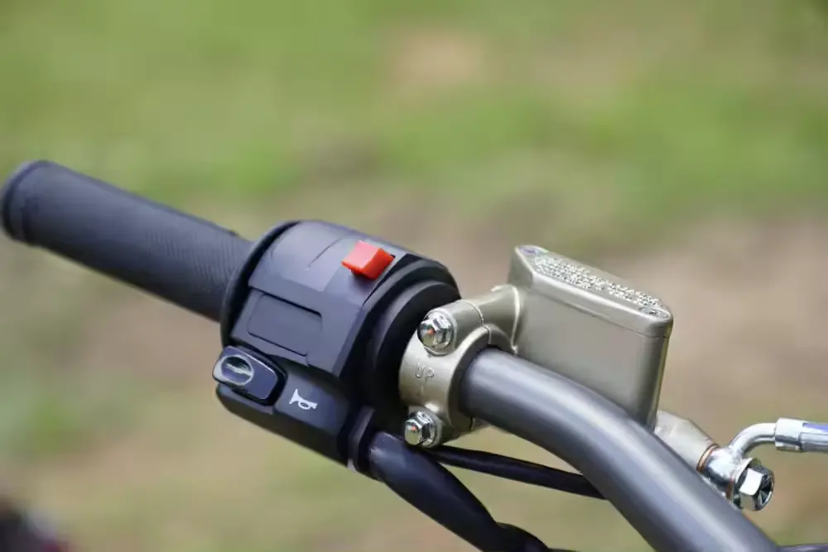 ⚡ SUR-RON STORM BEE: A TEMPESTADE ELÉTRICA CHEGOU! ⚡