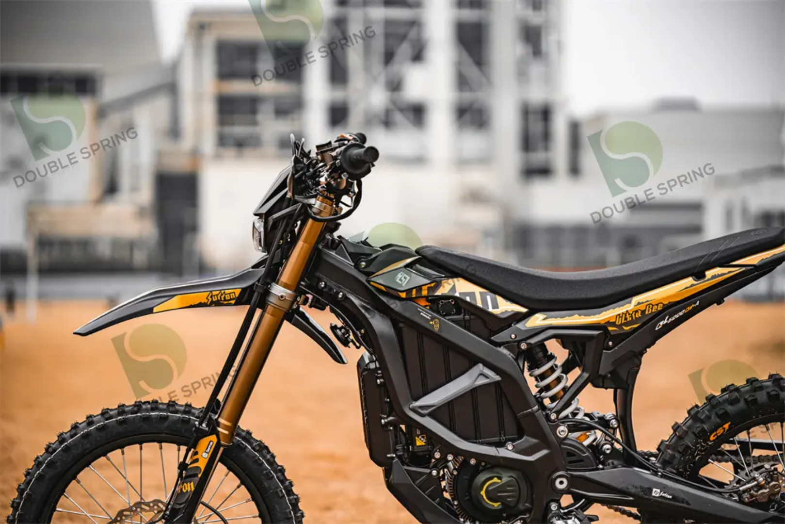 Sur-Ron Ultra Bee 2025 – Moto Elétrica Off-Road 12.5kW (Pico 21kW), Bateria 74V 60Ah e 90km/h
